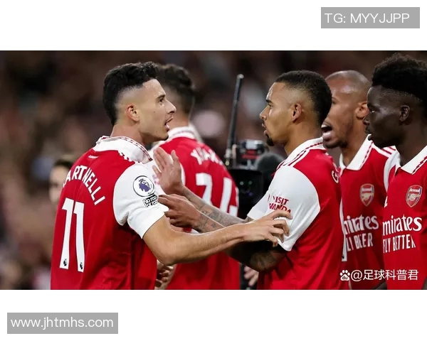 足球明星携手综艺节目拍摄精彩瞬间引发粉丝热议与期待